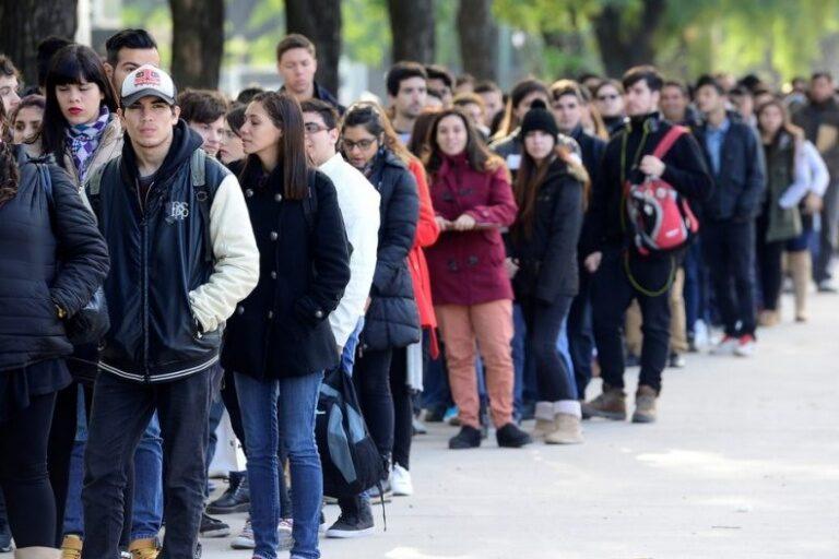 El 50% de los argentinos se considera de clase baja y seis de cada diez no llegan a fin de mes, según una encuesta