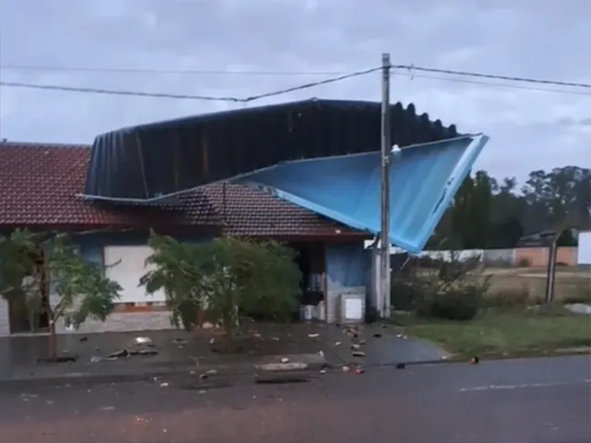 Los fuertes vientos destrozaron en el techo de un natatorio - Noticias de  Brown