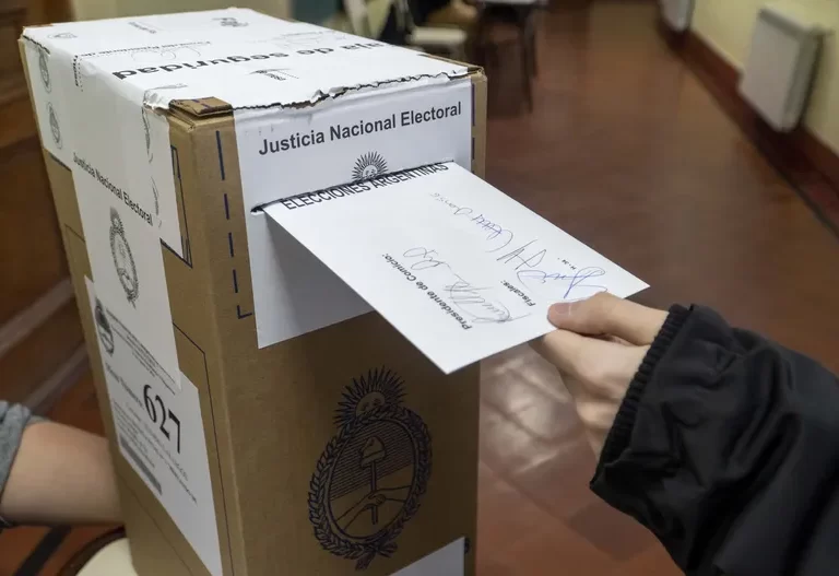Una encuesta afirma que 4 de cada 10 argentinos rechazan por igual a Milei y al kirchnerismo