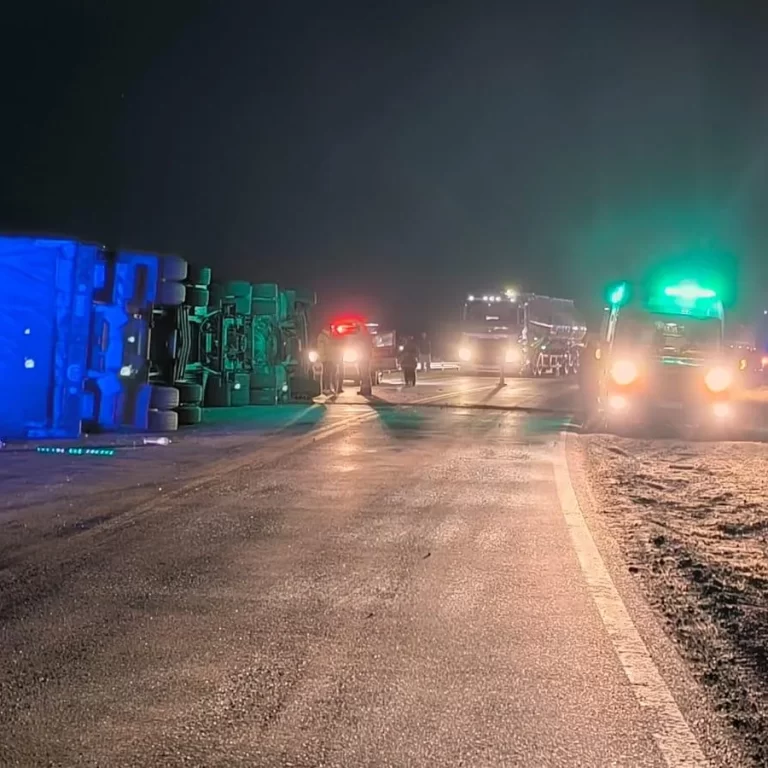Volcó un camión de carga en la Ruta Nacional 35 y trabajaron equipos de emergencia