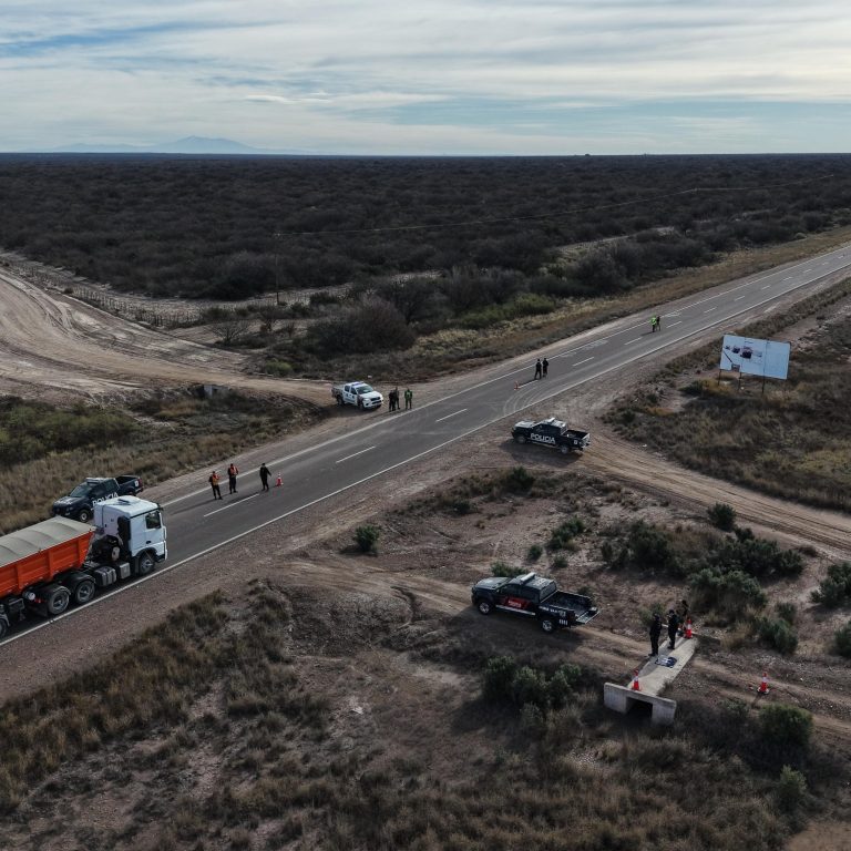 Operativos rurales: secuestraron 8.000 kilos de algarrobo y recuperaron rollos de alambre robados