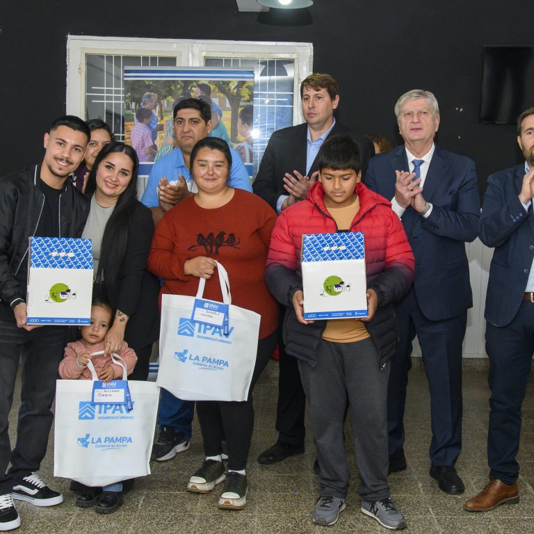 Metileo: Ziliotto entregó viviendas, anunció más casas y prometió fondos para terminar el Polideportivo