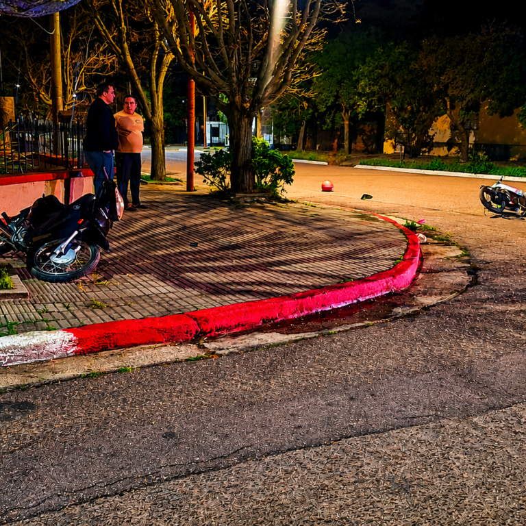 Choque entre dos motos en pleno centro: una mujer fue derivada al Hospital Centeno