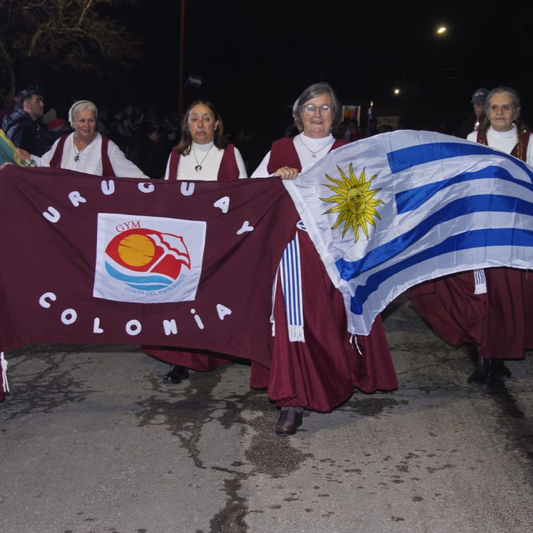 Con un multitudinario desfile frente al Cucú, comenzó el Encuentro Nacional e Internacional de Danzas Renacer