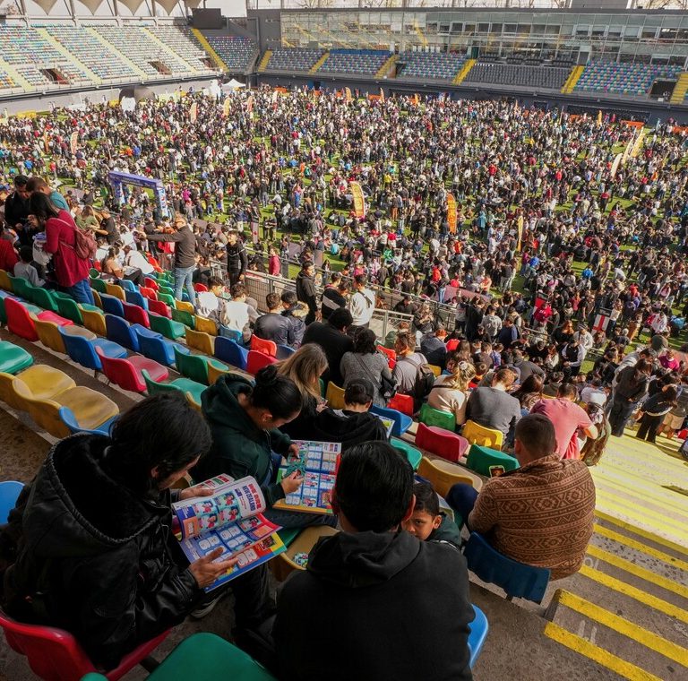 Furor mundialista en Chile: más de 8.000 personas se reunieron para cambiar figuritas del Mundial 2026