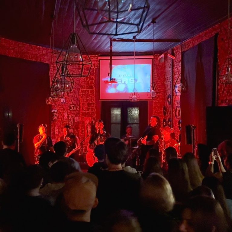 Ritual Persa encendió la noche castense con un tributo a puro rock