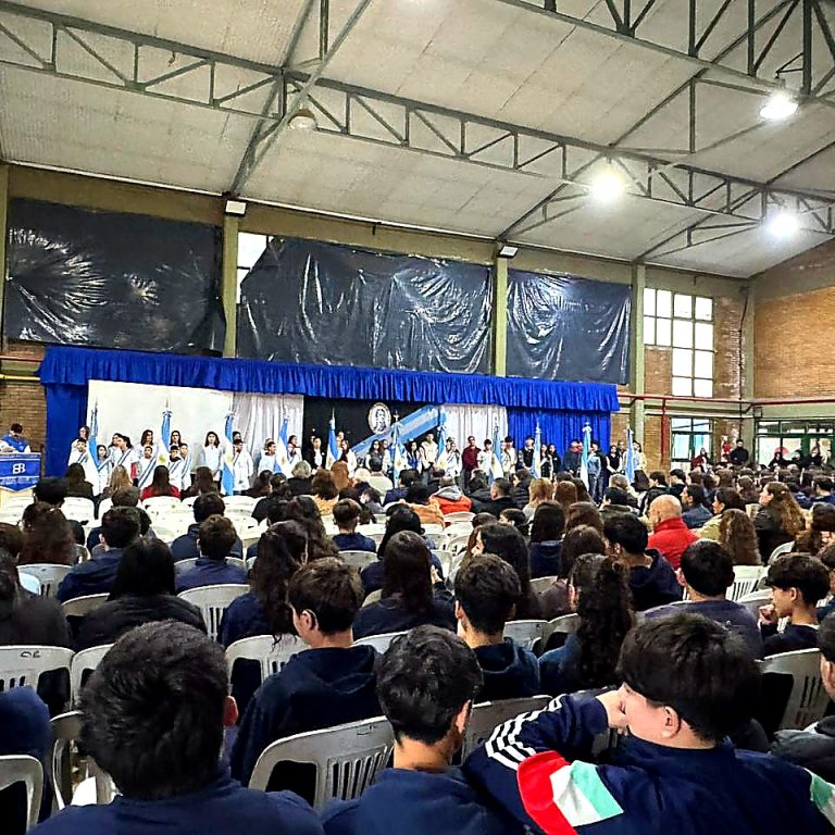 Estudiantes castenses renovaron su compromiso con la Bandera Nacional