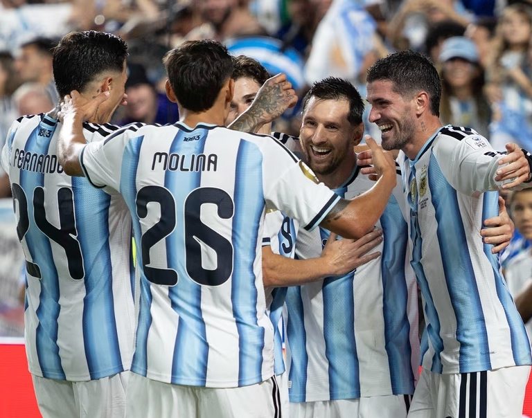 Messi hizo historia y Argentina arrancó el Mundial con una goleada