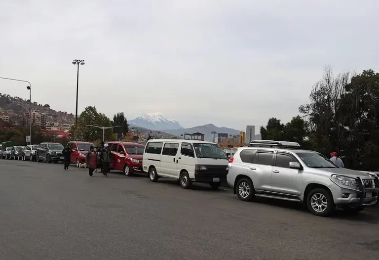 Crisis en Bolivia: largas filas y conductores durmiendo en sus autos por la falta de combustible