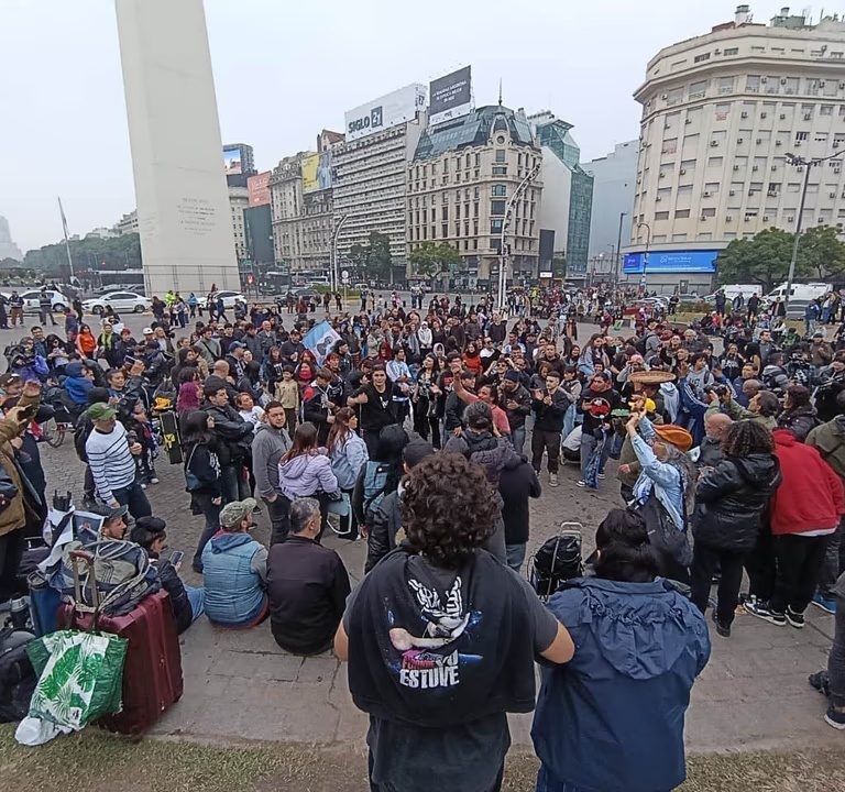 Ocho detenidos y dos policías heridos durante el banderazo de despedida al Indio Solari en el Obelisco