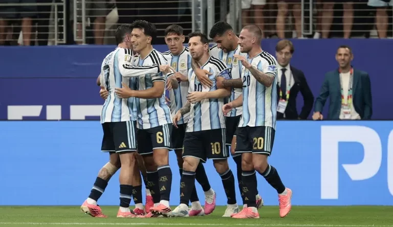 La AFA confirmó que parte del plantel no regresará a la Argentina tras la final del Mundial