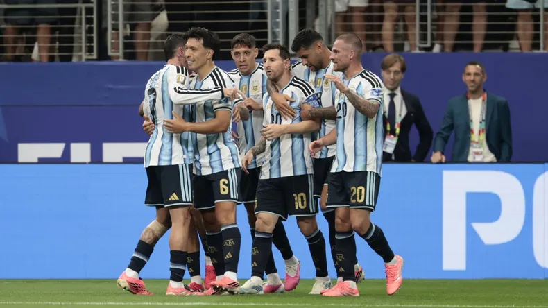 Messi falló un penal, pero hizo historia: Argentina venció 2-0 a Austria y avanzó de ronda
