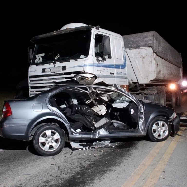 Impactó contra un caballo, cruzó de carril y murió al chocar de frente con un camión