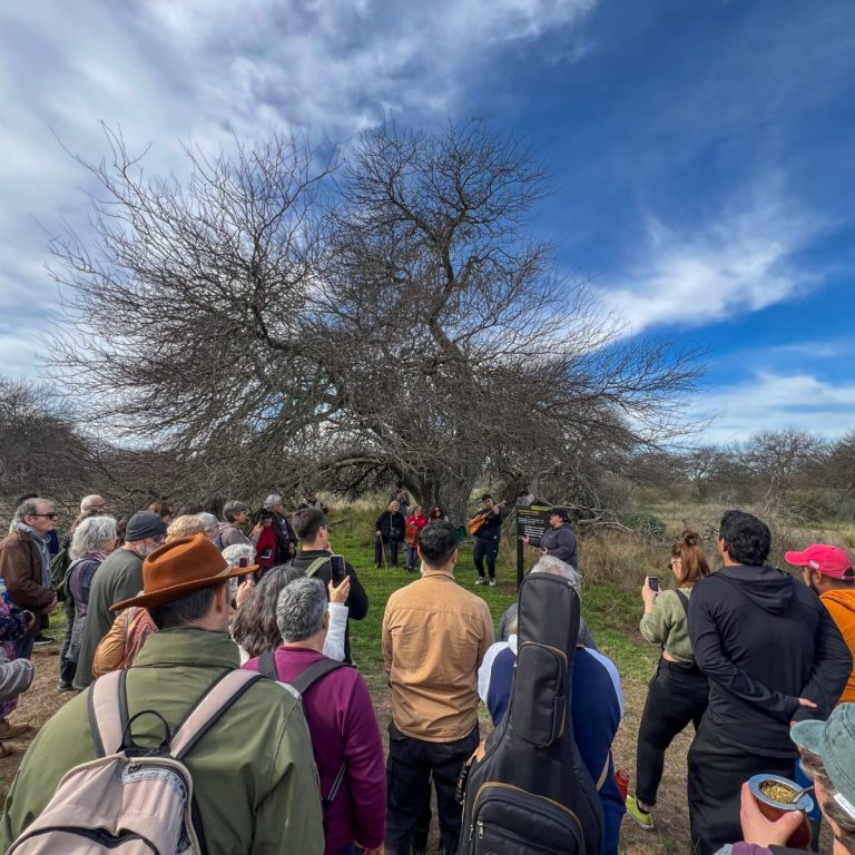 Parque Luro volvió a unir literatura y naturaleza con una nueva Suelta de Poemas bajo el caldenal