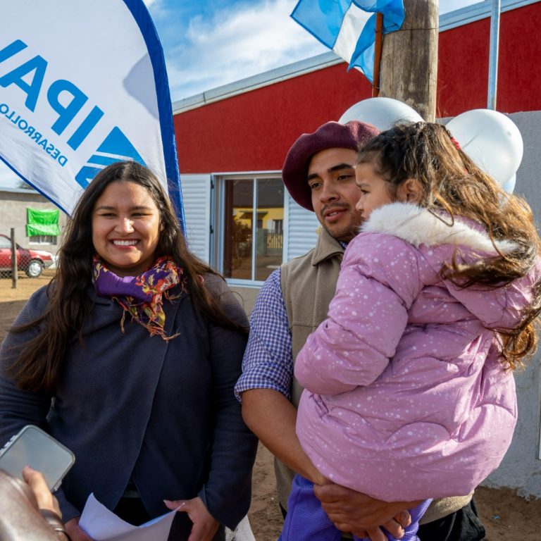 Loventuel: dos familias recibieron las llaves de sus viviendas del Plan Mi Casa 4