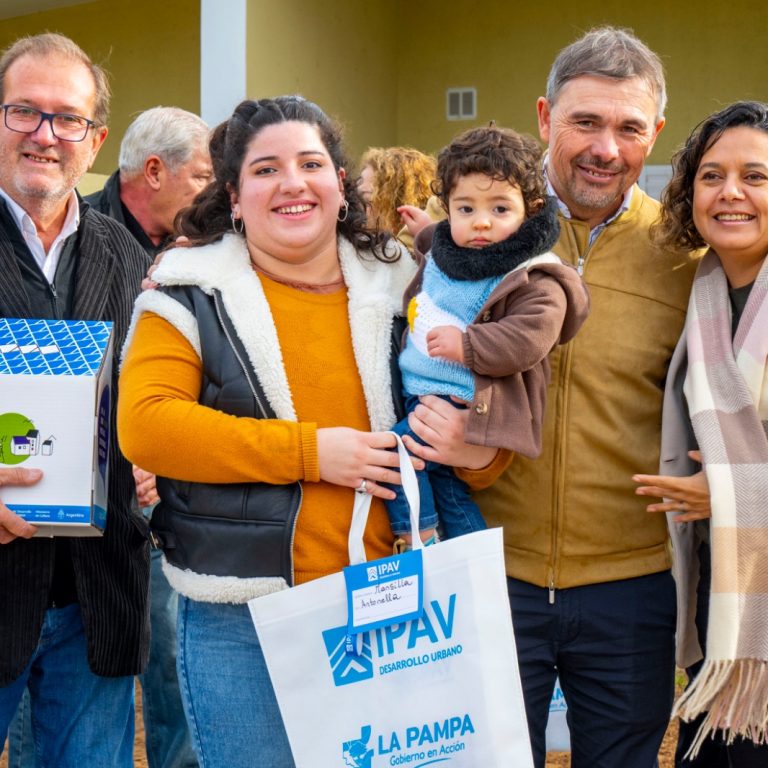 Monte Nievas: entregaron cuatro viviendas y anunciaron la construcción de otras dos