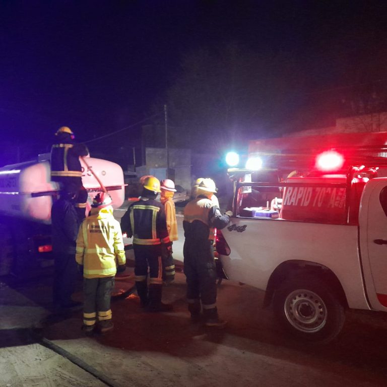 Incendio en un taller mecánico de Eduardo Castex: el fuego destruyó un depósito y un vehículo fuera de uso