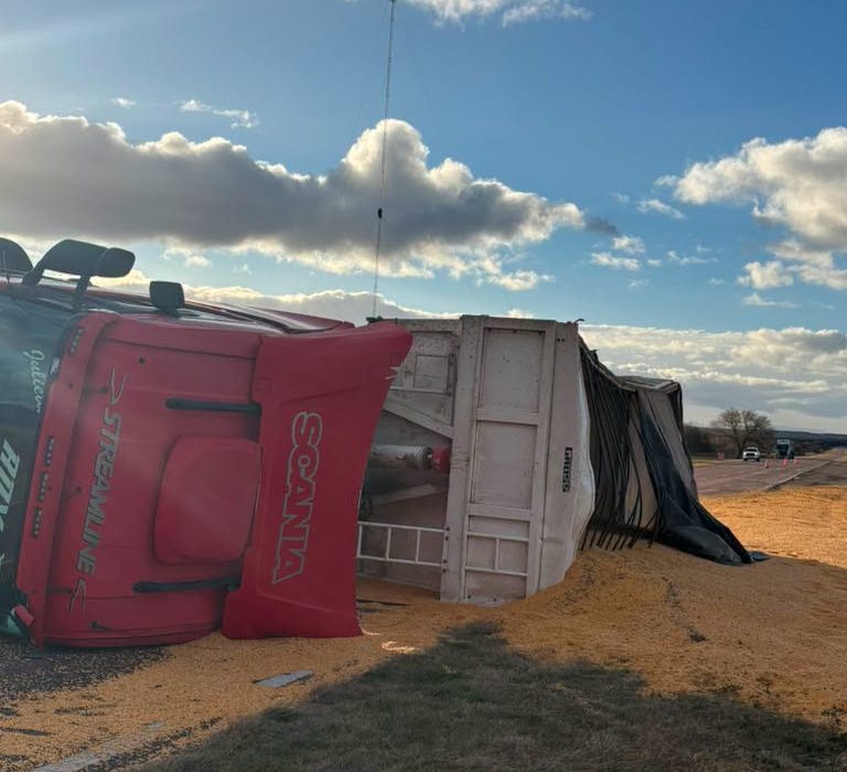 Volcó un camión cargado con maíz en la Ruta Nacional 154 tras esquivar un perro