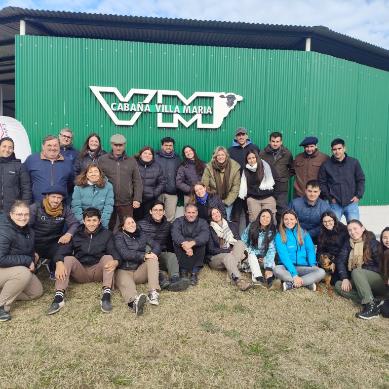Estudiantes de Veterinarias se capacitaron en clasificación fenotípica en la Cabaña Villa María de Eduardo Castex