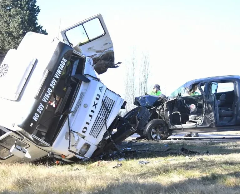 Fuerte choque entre un camión y una camioneta en la Ruta Nacional 5: el transporte de carga volcó tras el impacto