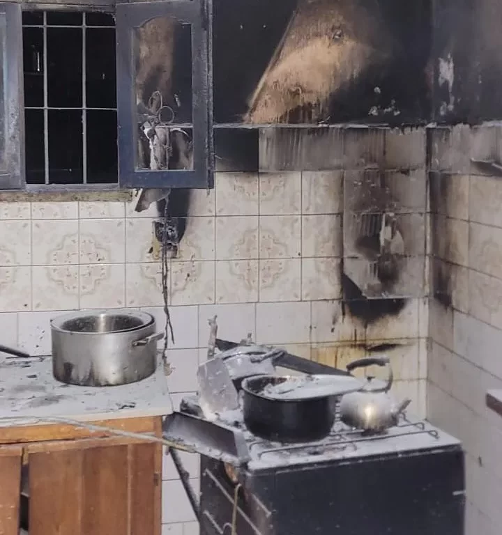 Incendió la casa donde vivía con sus padres y amenazó con quitarse la vida