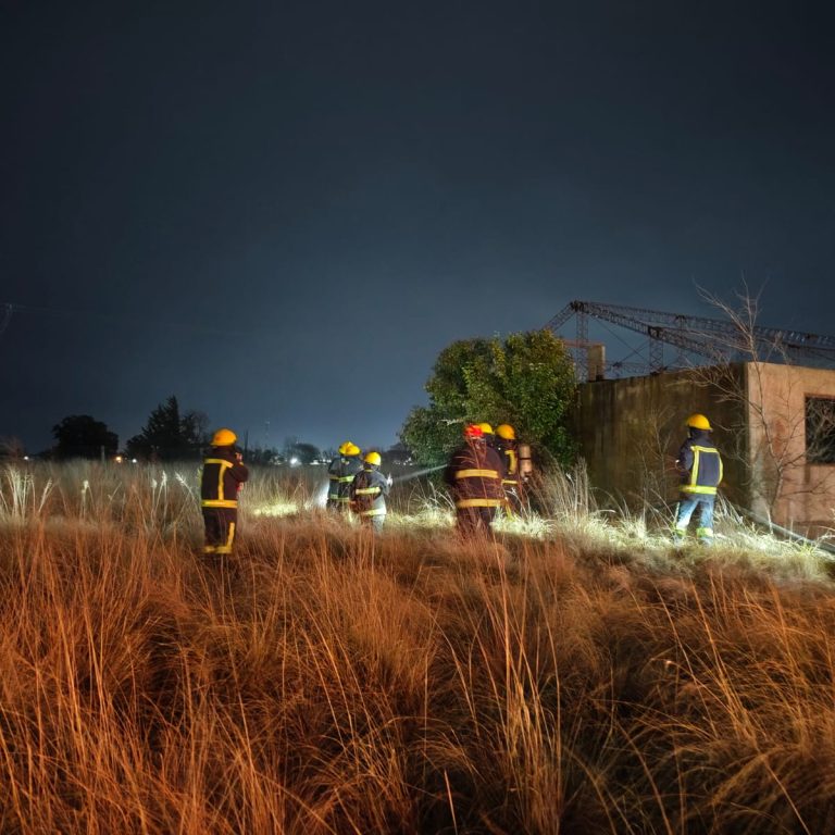 Bomberos de Castex realizaron un simulacro nocturno de incendio para poner a prueba nuevas estrategias de trabajo