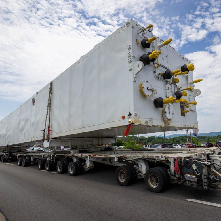 Un camión gigante de más de 100 toneladas pasará por Eduardo Castex rumbo a Vaca Muerta
