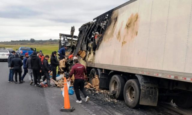 Camión con carne se incendió en la Ruta 9 y decenas de personas saquearon la carga