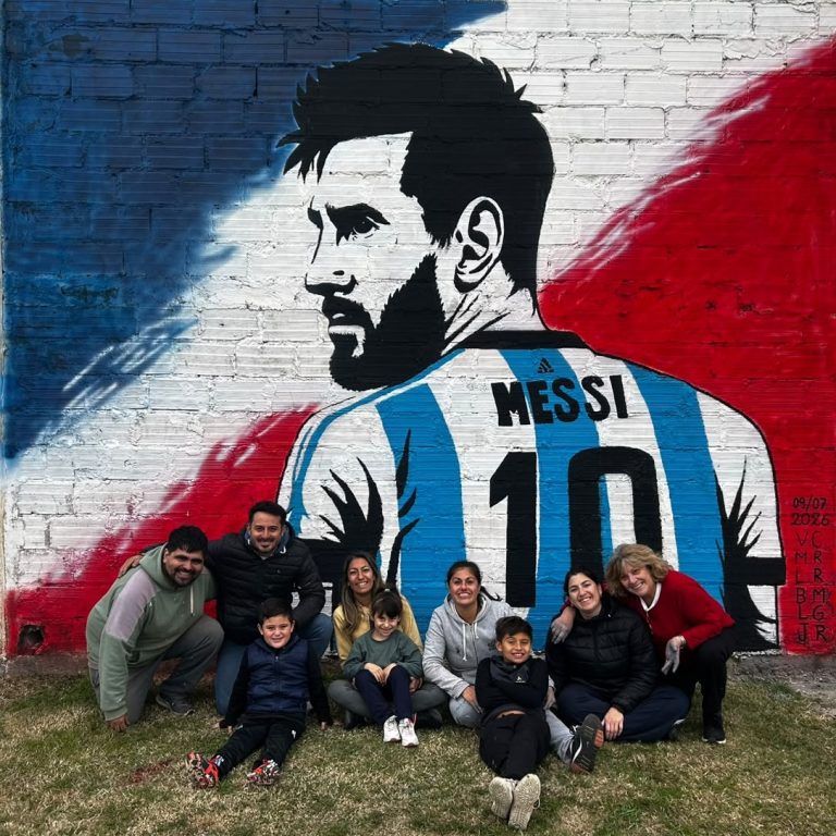 Fanáticos y colaboradores del «Bohemio» pintaron un imponente mural de Messi en el Próspero Jáñez