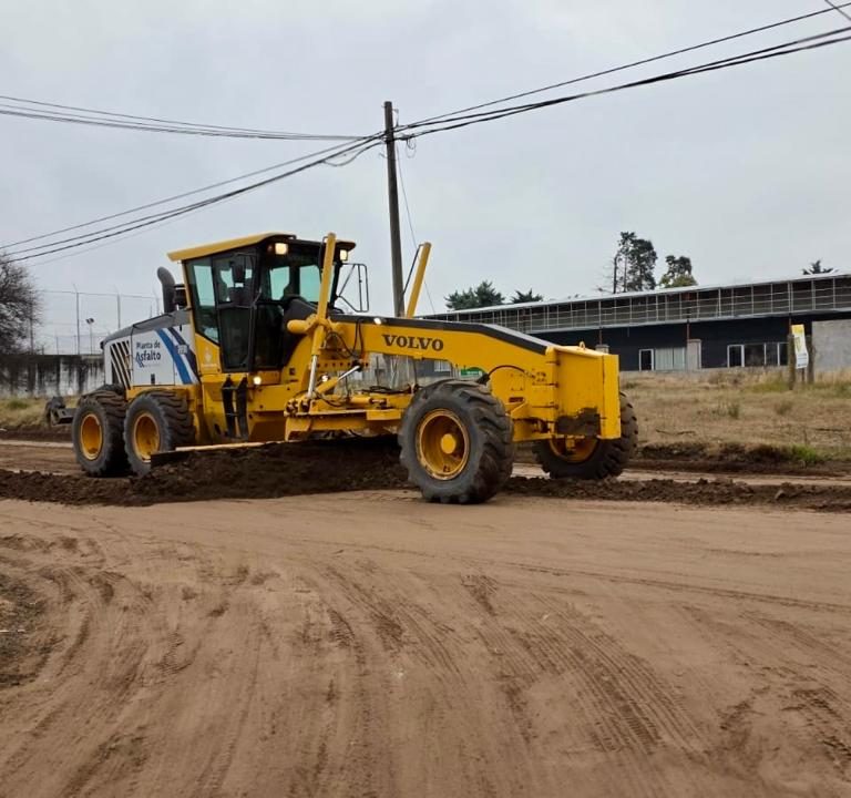 Continúan los trabajos de bacheo y mantenimiento de calles de tierra en los barrios de Santa Rosa