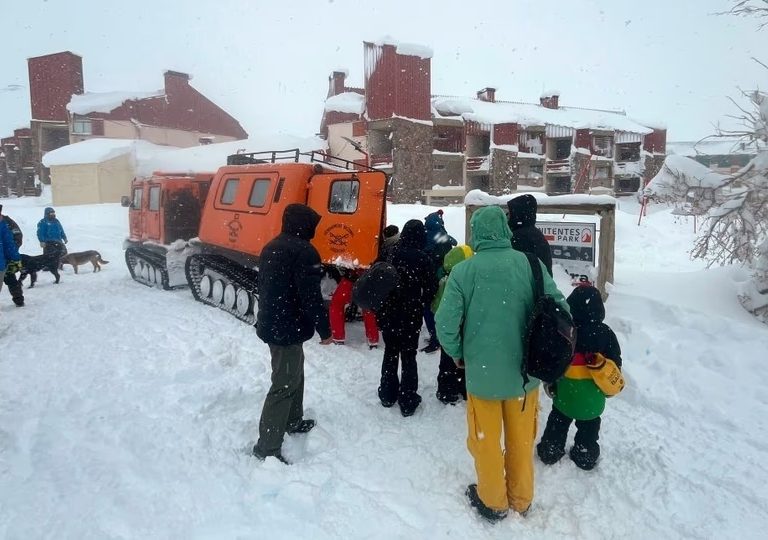 Histórico temporal de nieve en Mendoza: ya rescataron a 30 personas atrapadas en la cordillera