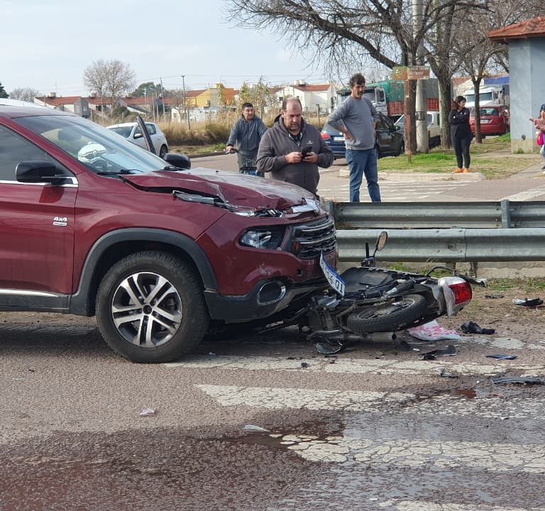 Grave choque entre una camioneta y una moto en General Pico: un hombre fue hospitalizado