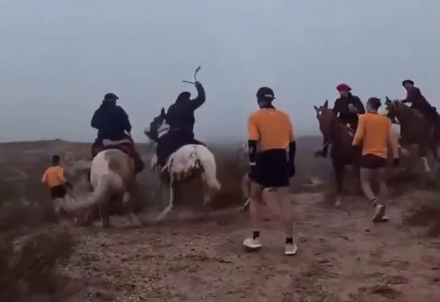 Escándalo en una carrera de Río Negro: jinetes irrumpieron en el circuito y atacaron a los competidores