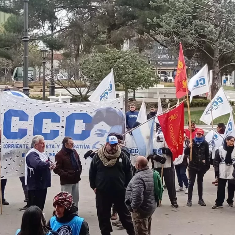 La CGT, las CTA y organizaciones sociales marcharon en Santa Rosa contra las políticas del Gobierno nacional