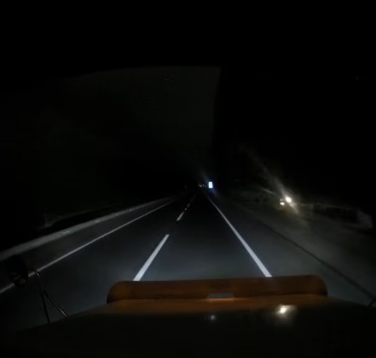 ¿Fenómeno paranormal o ilusión óptica?: un camionero grabó una misteriosa figura en una ruta