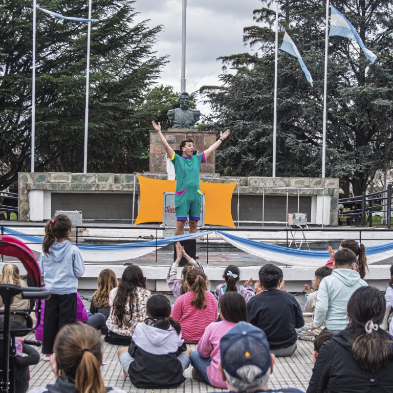 La Plaza San Martín se llenó de familias para despedir las Vacaciones de Invierno