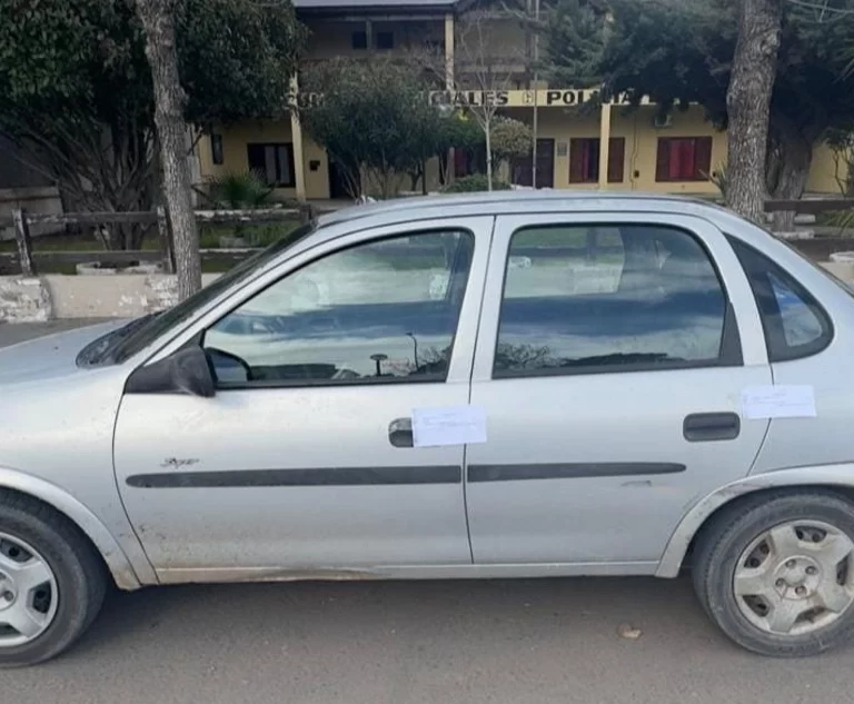 Los descubrieron desarmando el motor de un auto incendiado y fueron demorados