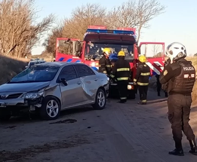 Despiste y vuelco en un camino vecinal de General Pico: dos personas resultaron ilesas