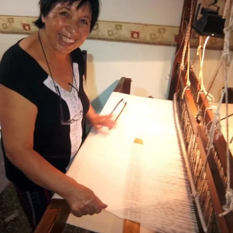 La castense Elvira Toledano, entre las artesanas que mantienen vivos los saberes del telar pampeano