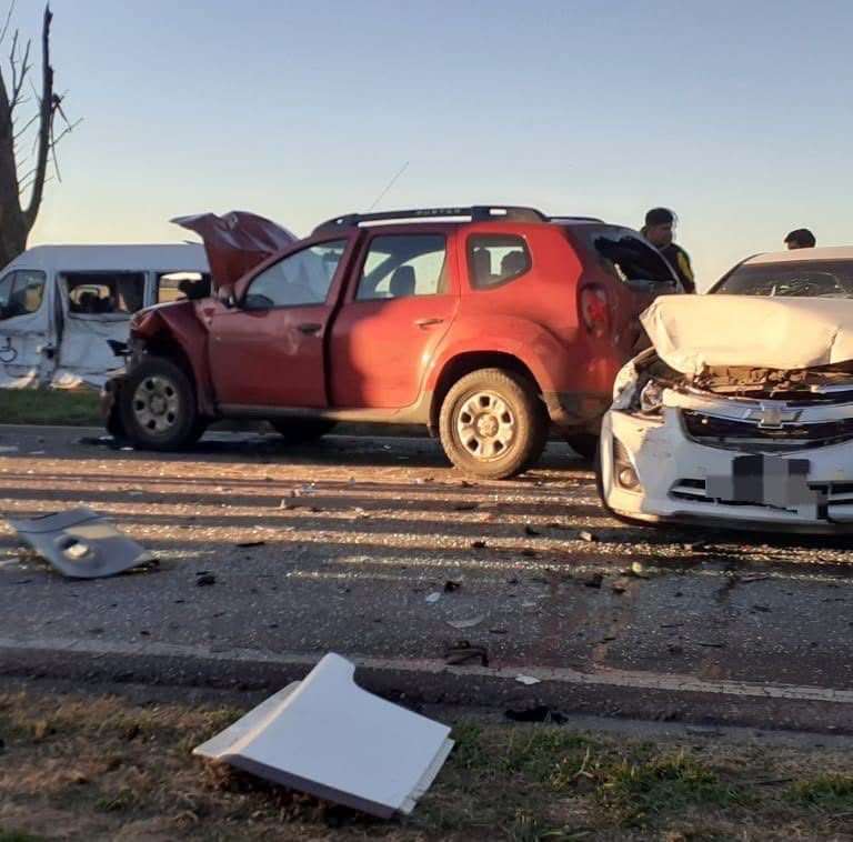 Choque en cadena en la Ruta 5 cerca de Anguil: un camión impactó contra varios vehículos y hubo heridos