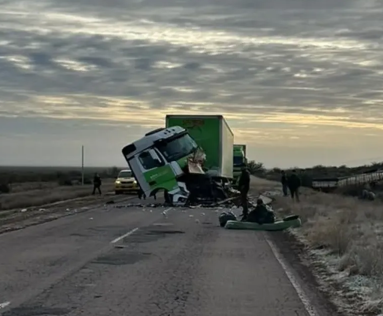 Fuerte choque entre dos camiones sobre la Ruta 152, cerca de Lihué Calel