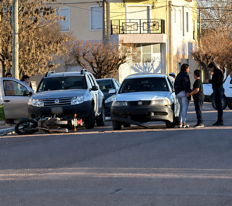 Se le reventó la goma delantera y terminó chocando contra una camioneta