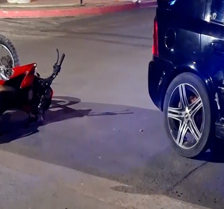 Choque entre una moto y un auto en el centro de Castex: dos personas sufrieron lesiones leves