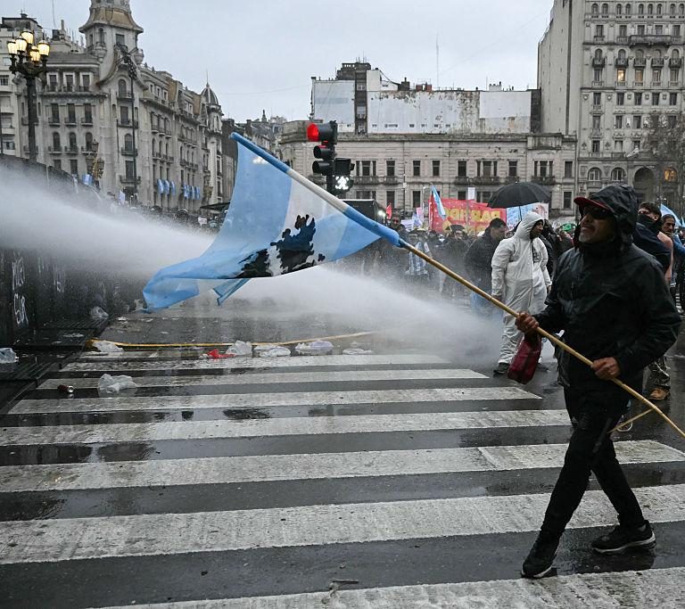Incidentes frente al Congreso: al menos 12 detenidos y tres agentes heridos durante una protesta