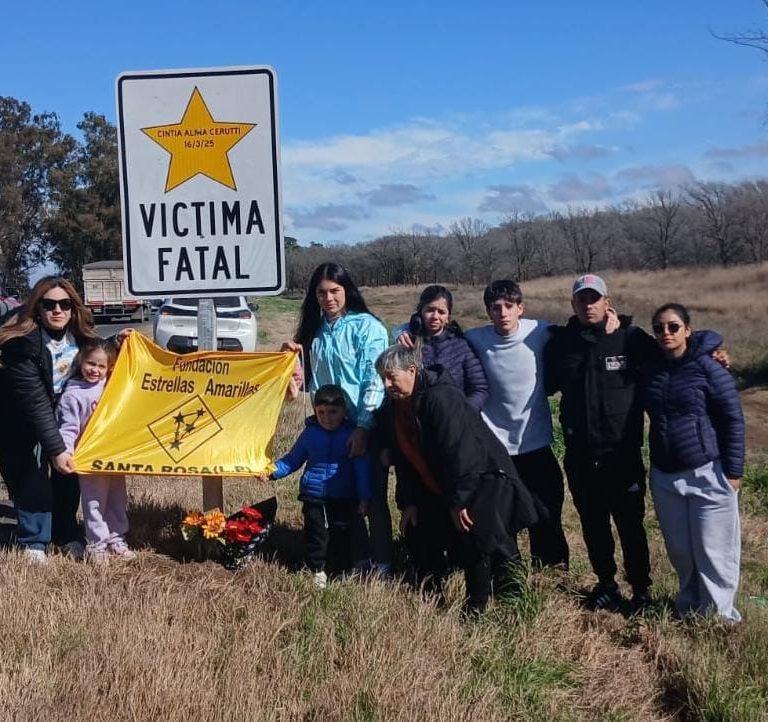Dos Estrellas Amarillas en la Ruta 5 en memoria de Cintia Cerutti y Gastón Rodríguez