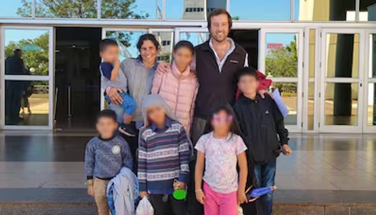 Seis hermanitos celebran su primer Día del Niño juntos y con una nueva familia