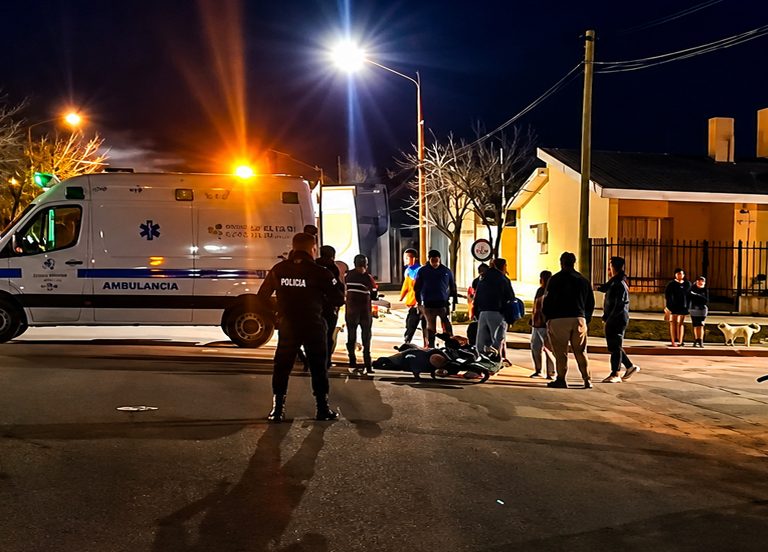 Un motociclista sufrió una fractura tras chocar con una camioneta