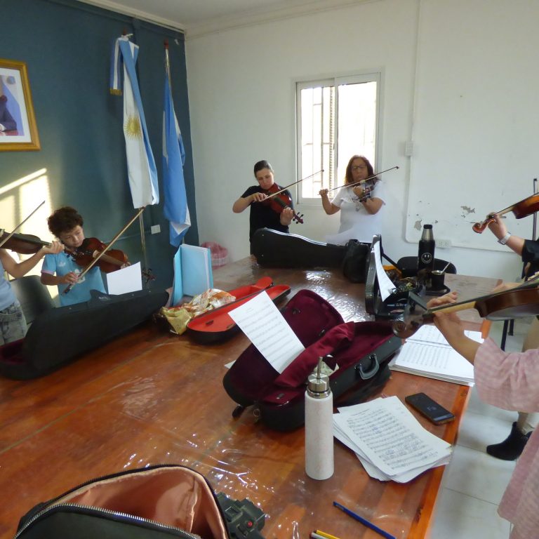 Metileo cuenta con 13 talleres culturales gratuitos y proyecta una orquesta municipal