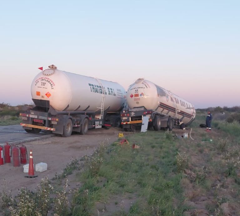 Más de 48 horas de operativo en la Ruta 143 tras el vuelco de un camión con gas