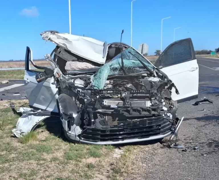 Fuerte choque entre un camión y un auto en el cruce de las rutas 7 y 10: una mujer resultó ilesa
